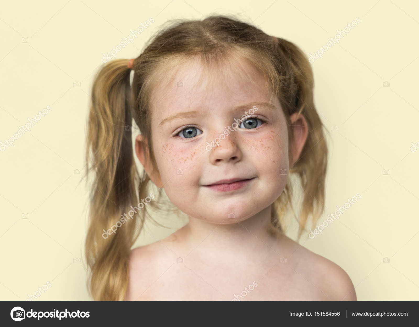 Mädchen im Studio posiert mit nacktem Oberkörper — Stockfoto © Rawpixel