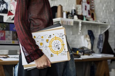 kadının el holding bloknot