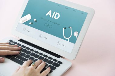 Dizüstü bilgisayarda yazan kadın klavyesi