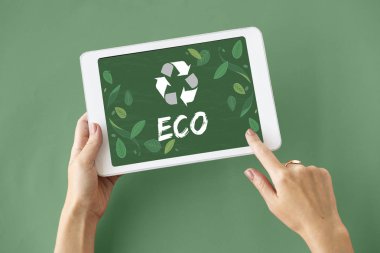 kişi holding dijital tablet