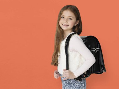 Güzel liseli kız sırt çantası ile