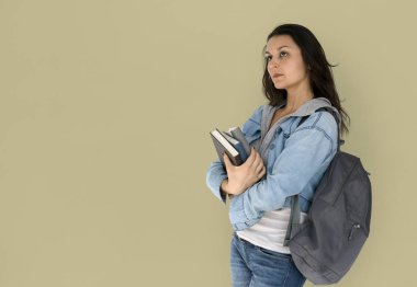 Kitap tutan sırt çantası ile kız öğrenci