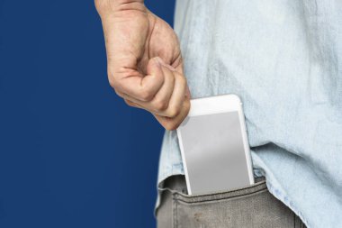 El ele tutuşan akıllı telefon.
