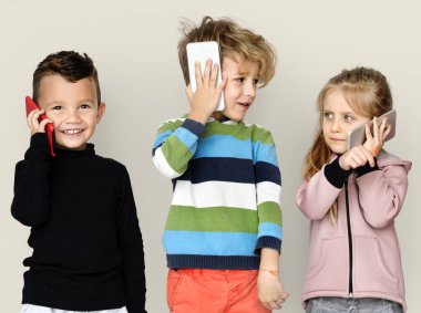 akıllı telefonlar kullanan arkadaşlar