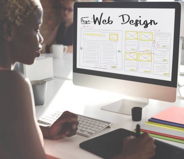 Bilgisayarda çalışan iş kadını