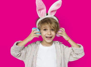 Paskalya yumurtaları ile gülümseyen sevimli çocuk 