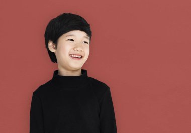 Asyalı çocuk siyah boğazlı kazak