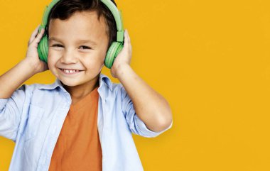 Kulaklıklar giyen genç Asyalı çocuk