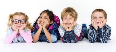 çok etnik çocuk yerde döşeme