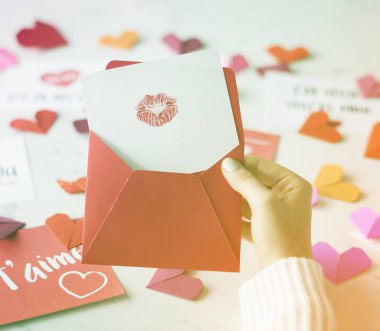Aşk mektubu tutan el
