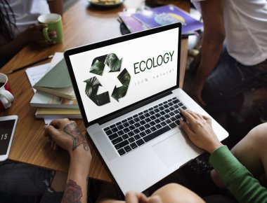 Dizüstü bilgisayar kullanan kadın