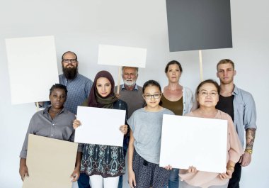 Çeşitli insanlardan oluşan bir grup 