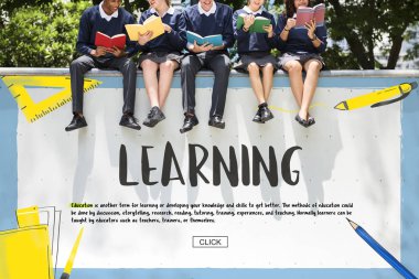 Öğrenciler kitap okuyor