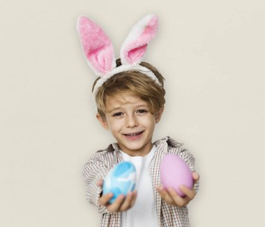 Paskalya yumurtaları ile sevimli çocuk