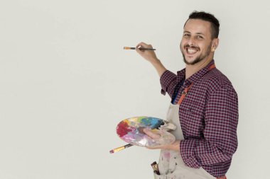 Erkek sanatçı fırça ile çizim