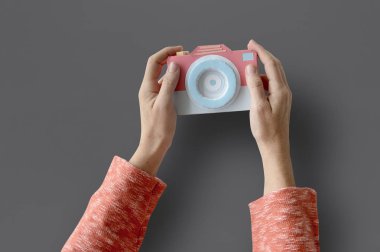 İnsan eli kamera tutarak