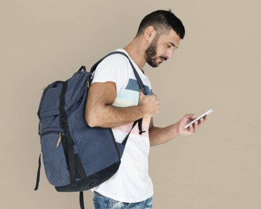 adam akıllı telefon kullanma sırt çantası ile