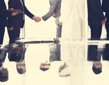 İş Adamları Tokalaşıyor