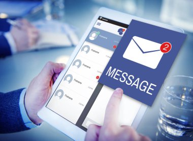 Dijital tablet kullanan kişi