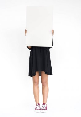 Beyaz afişini suratla kapsayan kişi 