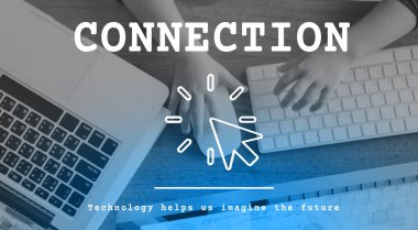 Çocuk bilgisayar klavye üzerinde ellerini