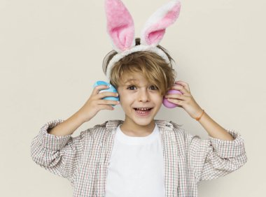 Paskalya yumurtaları ile gülümseyen sevimli çocuk 