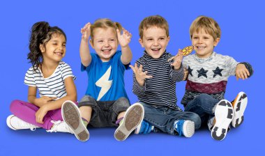 katta oturan mutlu çocuk