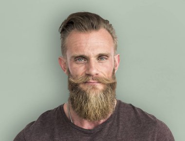 Yakışıklı sakallı hippi adam