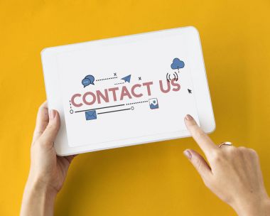 kişi holding dijital tablet