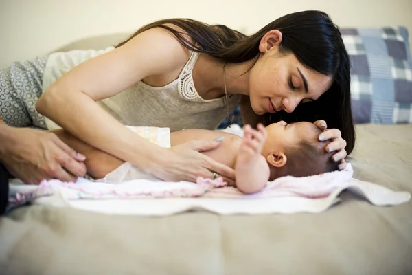 Mère prenant soin du bébé — Photo