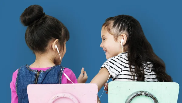 Дві дівчини слухають музику в навушниках — стокове фото