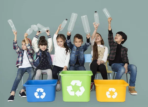 Gyerekek gazdaság műanyag palackok — Stock Fotó