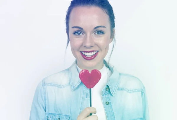 Kvinna med hjärtat lollipop — Stockfoto