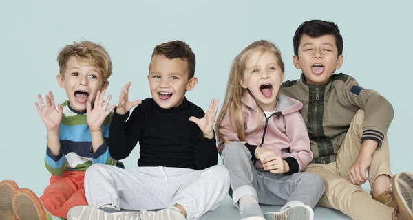 Niños pequeños sentados en el suelo — Foto de Stock