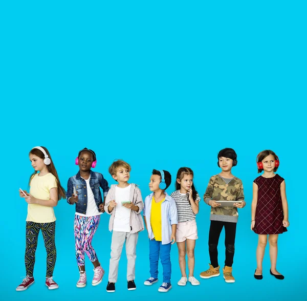 Gruppe von Kindern hört Musik — Stockfoto