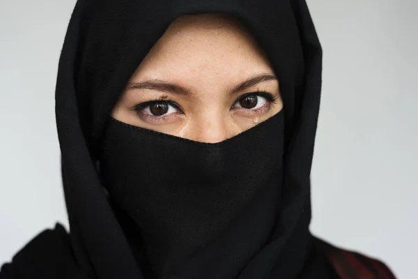 Портрет мусульманки в хиджабе — стоковое фото