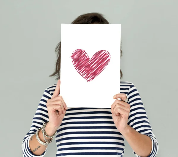 Mujer sosteniendo papel con corazón —  Fotos de Stock