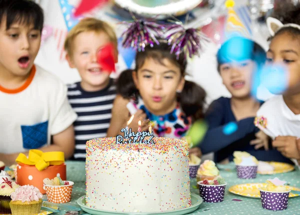 Niños celebrando fiesta —  Fotos de Stock