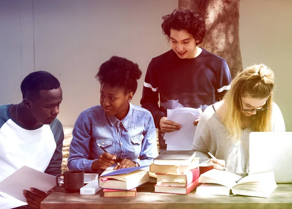 Estudantes brainstorming com livros — Fotografia de Stock