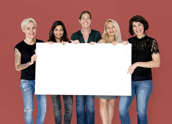 Mujeres sosteniendo banner en blanco — Foto de Stock