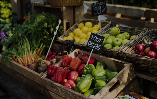 Органічні продукти на фермерському ринку — стокове фото