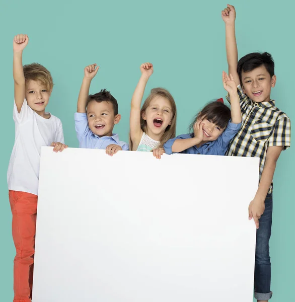 Enfants montrant Copyspace Board — Photo