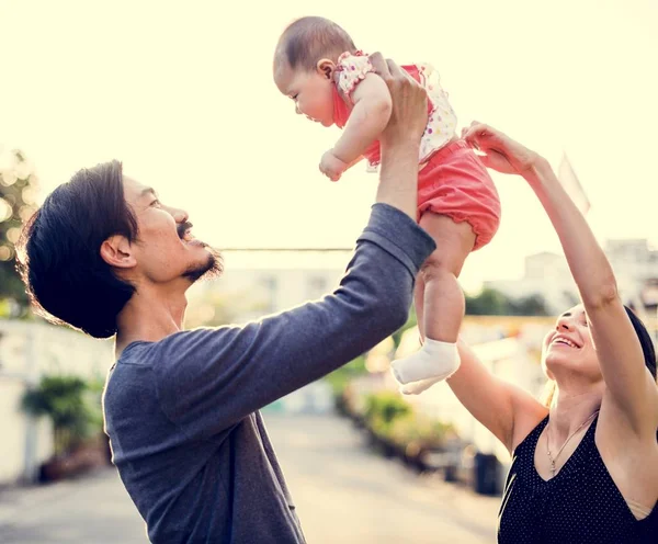 Vater und Mutter kümmern sich um Kind — Stockfoto