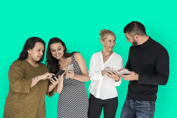 konuşmak ve akıllı telefonlar kullanarak çok ırklı insanlar