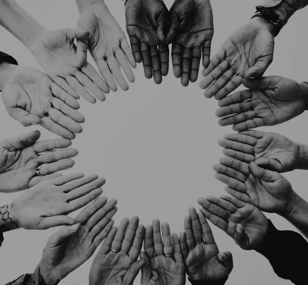 Diversiteit mensen handen samen — Stockfoto