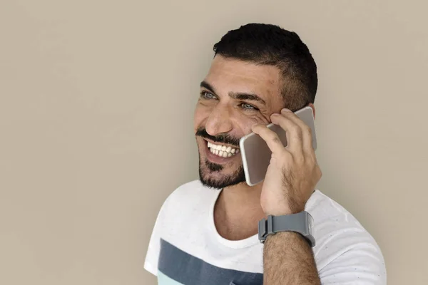 Hombre del oriente medio hablando en smartphone —  Fotos de Stock