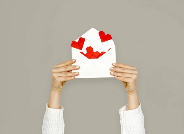 Mani che tengono lettera d'amore — Foto Stock