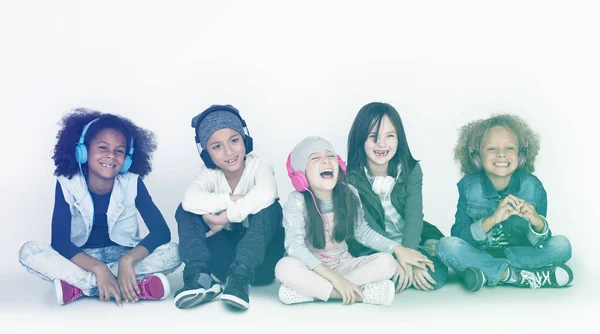 Groep kinderen in hoofdtelefoons — Stockfoto