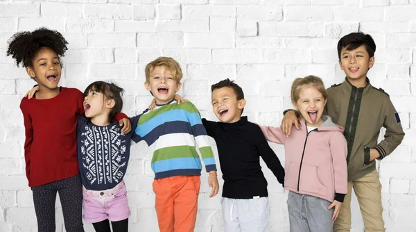 Crianças sorridentes no estúdio — Fotografia de Stock