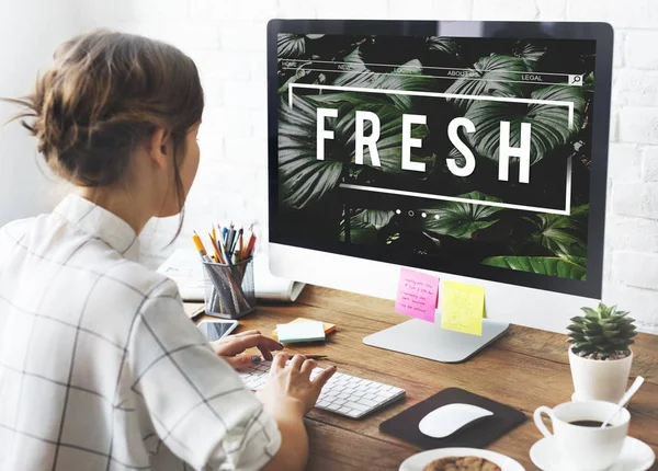 Vrouw die met een computer werkt — Stockfoto